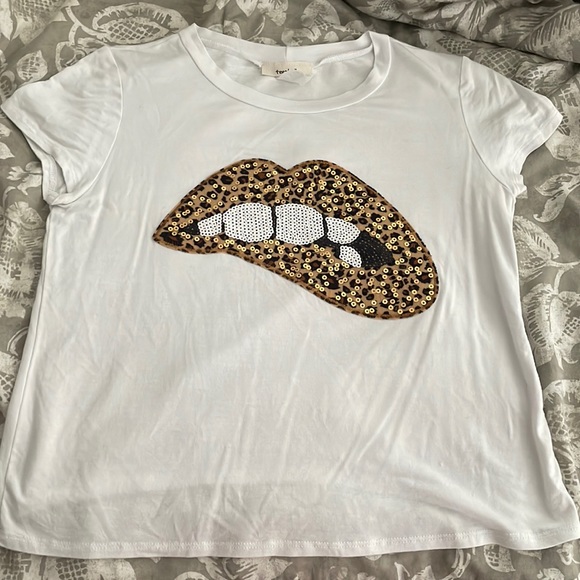 TEE🌸 - Picture 2 of 3